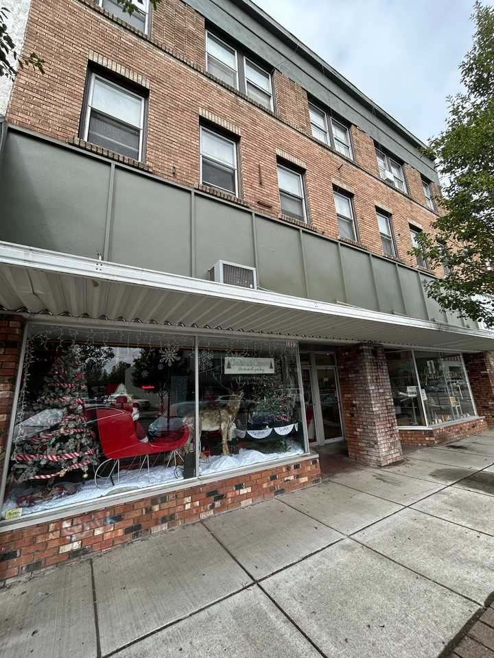 1225 Commerce  Ave - Photo 3 of 15
