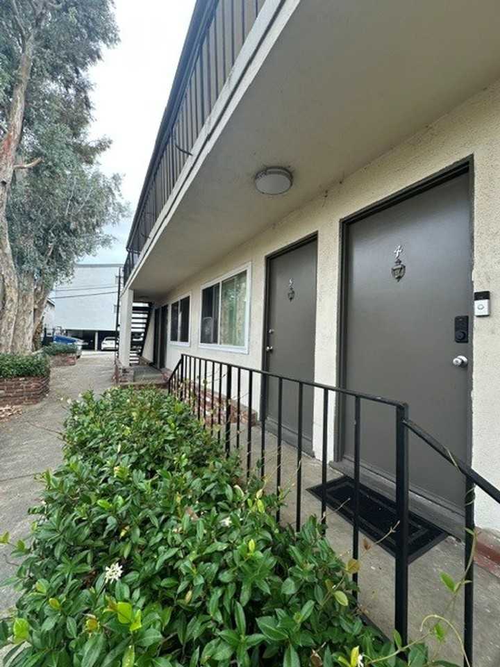 11621 DARLINGTON AVENUE - Photo 2 of 4