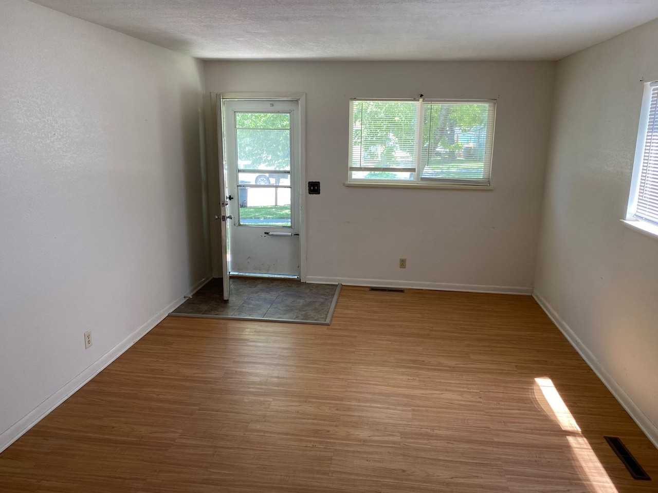 1009 Cottonwood St - Photo 4 of 10
