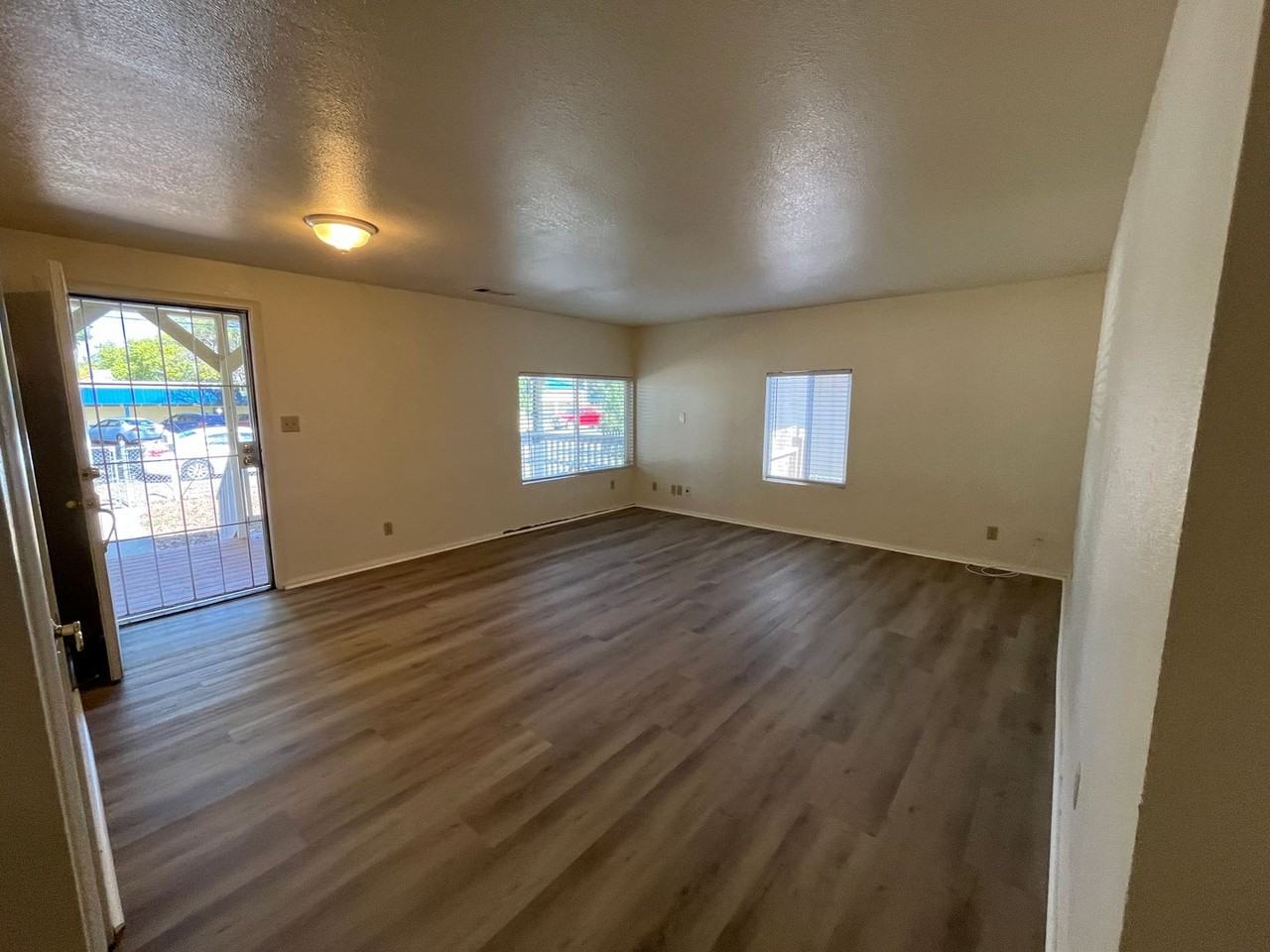 1621 Ferry St - Photo 3 of 16