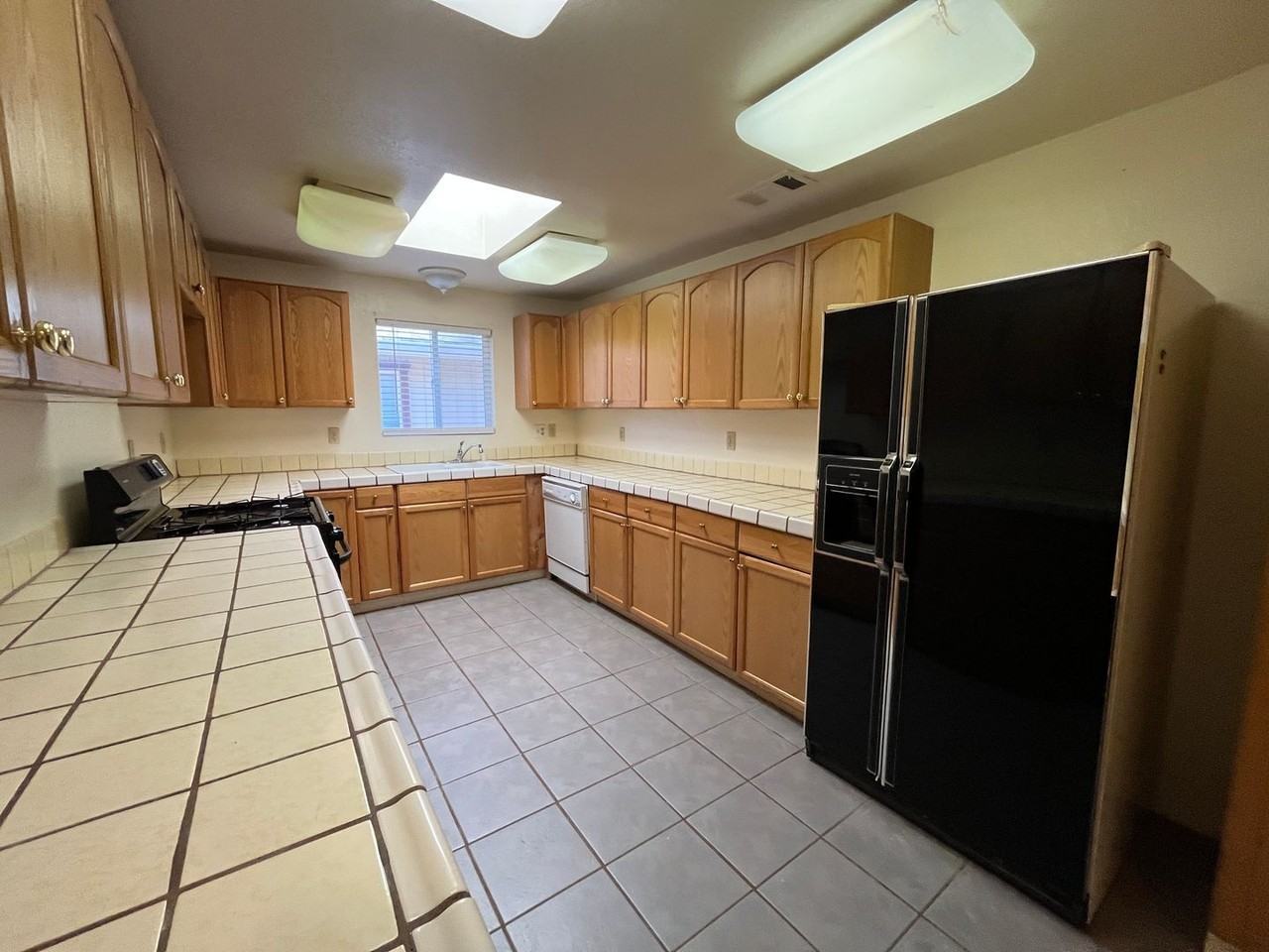 1621 Ferry St - Photo 5 of 16