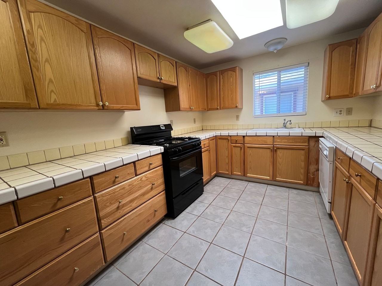 1621 Ferry St - Photo 6 of 16