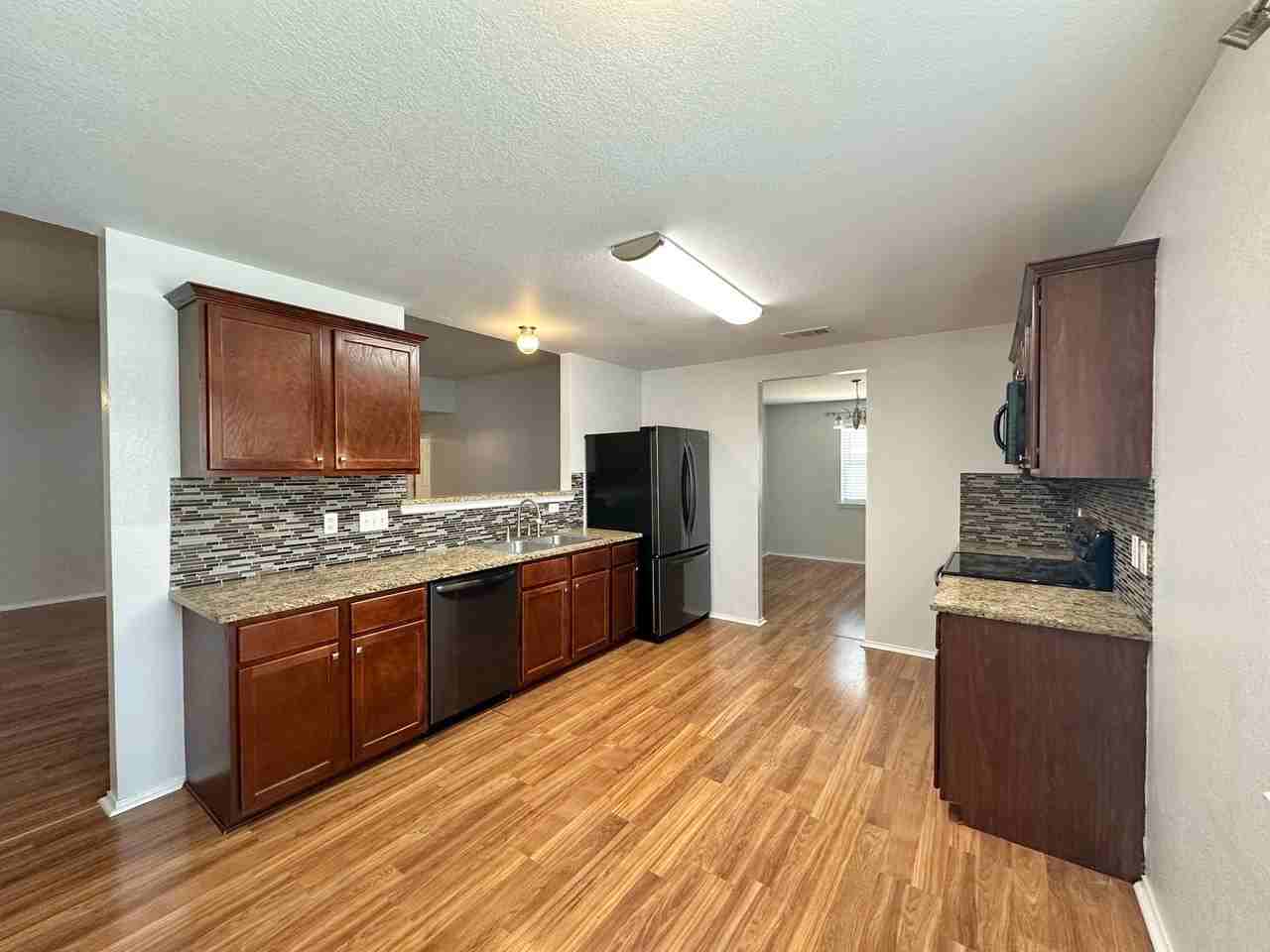 401 Aries Ave - Photo 7 of 37
