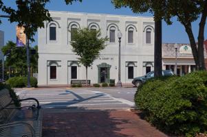 featured image of 301 N Court St