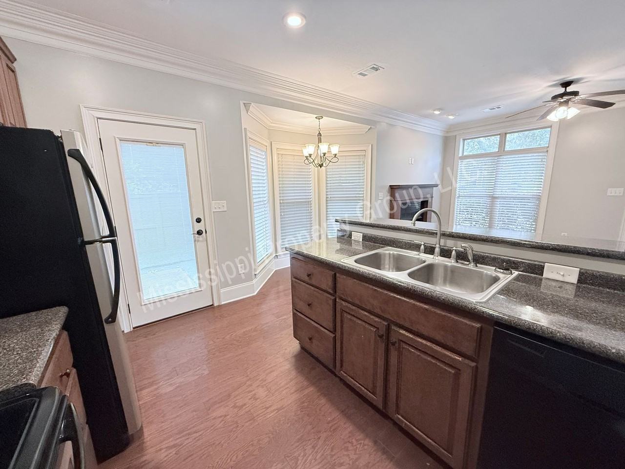 131 Falls Grove Dr - Photo 5 of 22