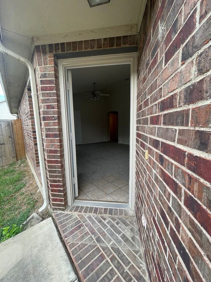 2136 Ingrid Ln - Photo 3 of 24