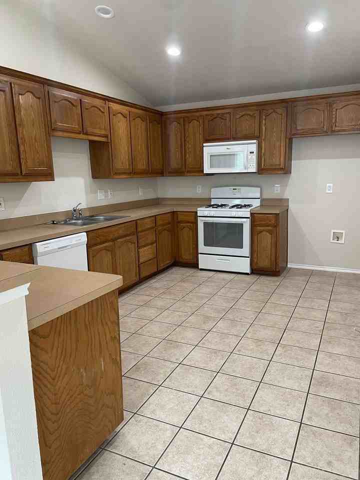 2136 Ingrid Ln - Photo 7 of 24