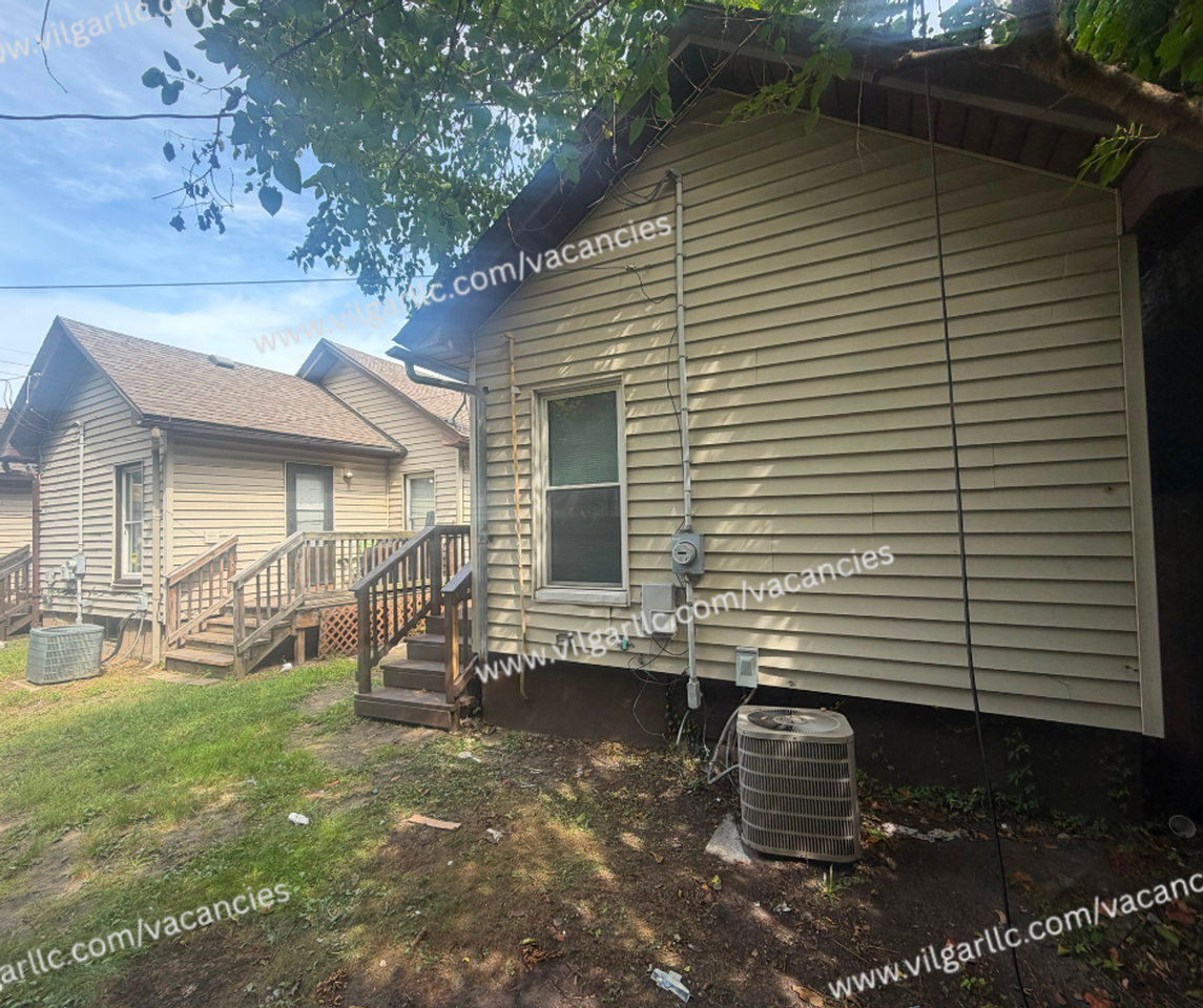 1313 Franklin St - Photo 3 of 17