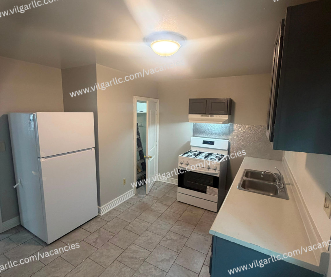 1313 Franklin St - Photo 4 of 17