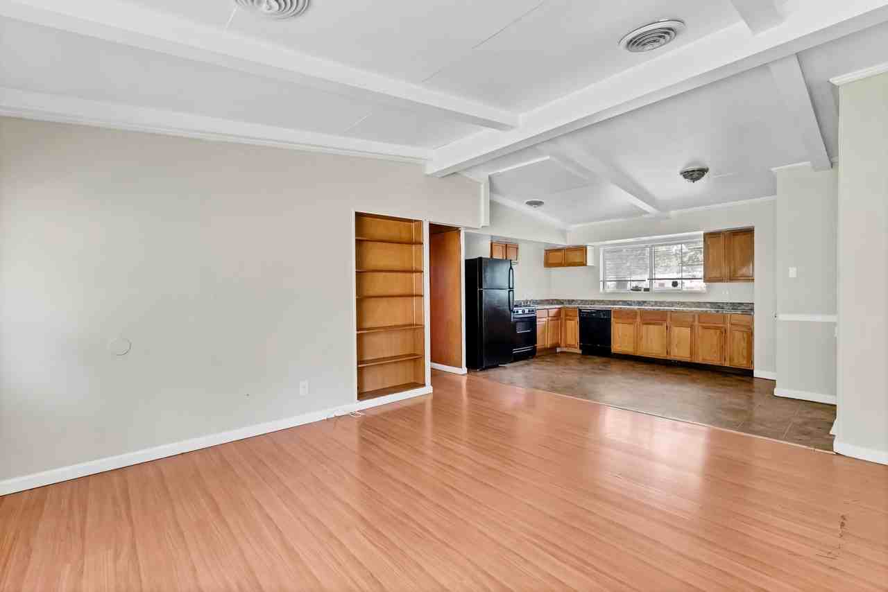 2440 Castle Dr - Photo 4 of 16