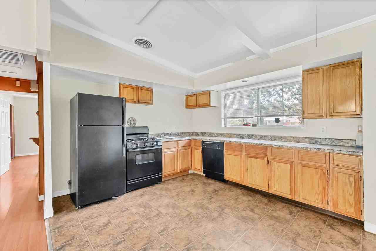 2440 Castle Dr - Photo 5 of 16