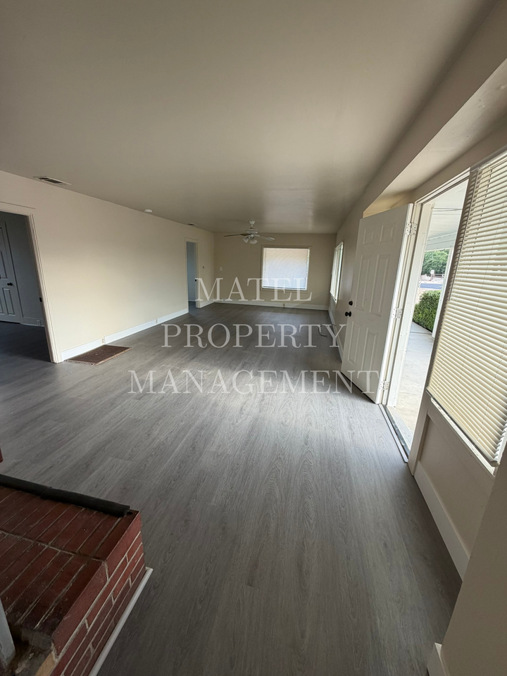 2113 Illinois Ave - Photo 2 of 27
