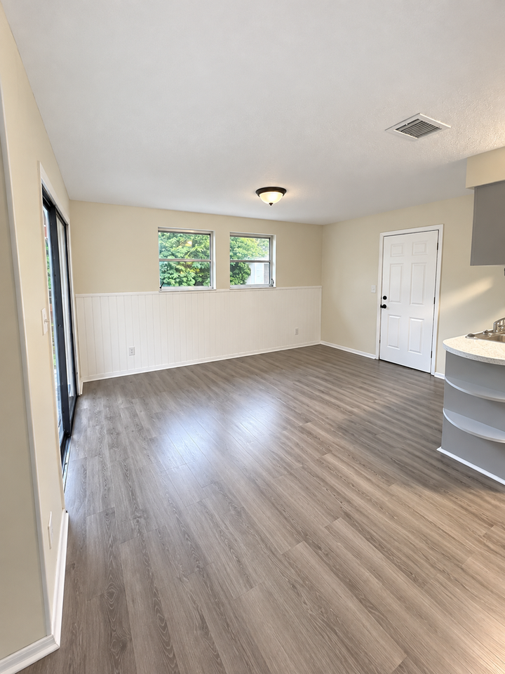 1464 Richmond Ave - Photo 4 of 14