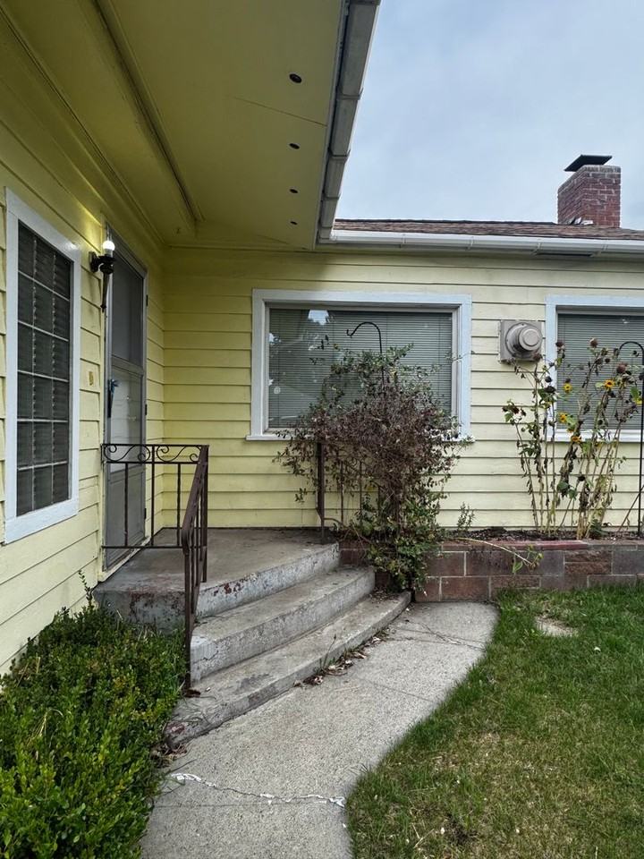 811 E Spokane Ave - Photo 3 of 17