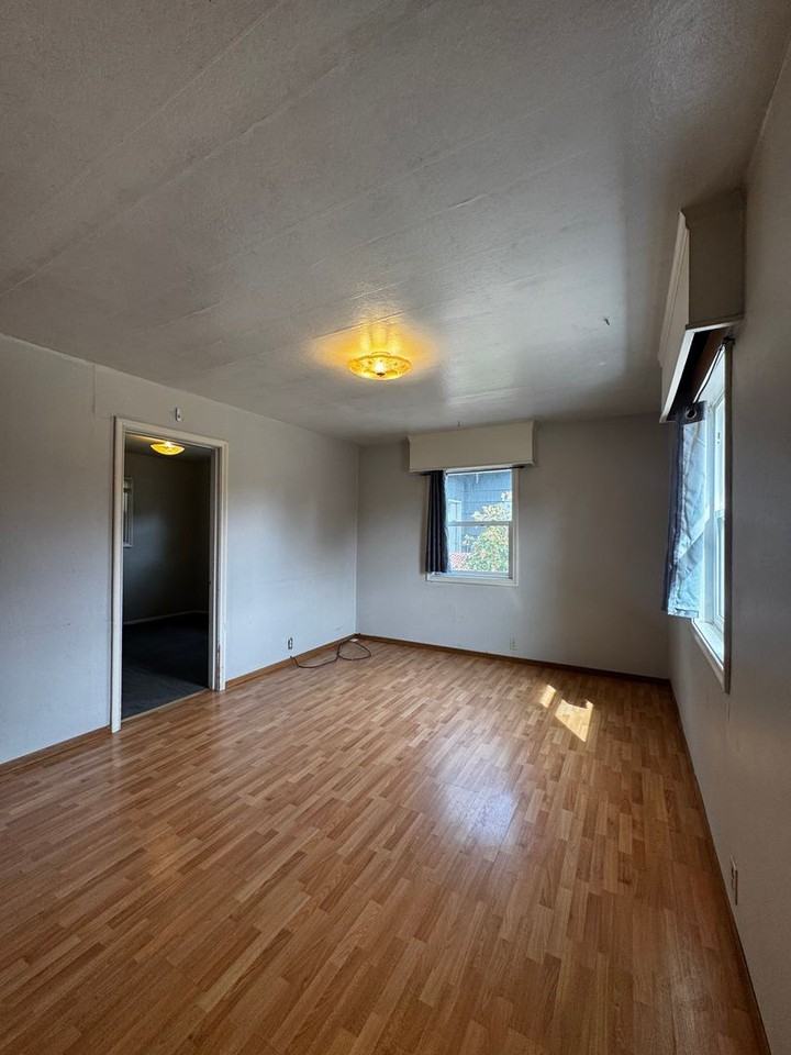 203 S Pine St - Photo 2 of 8
