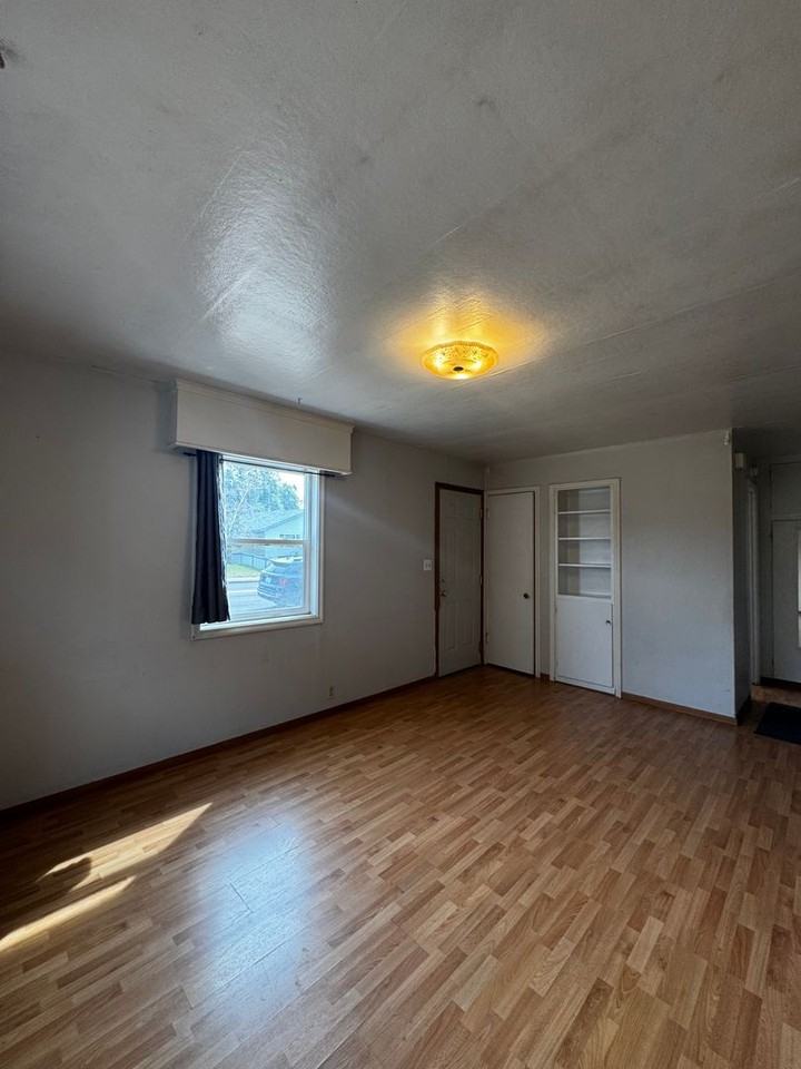 203 S Pine St - Photo 3 of 8