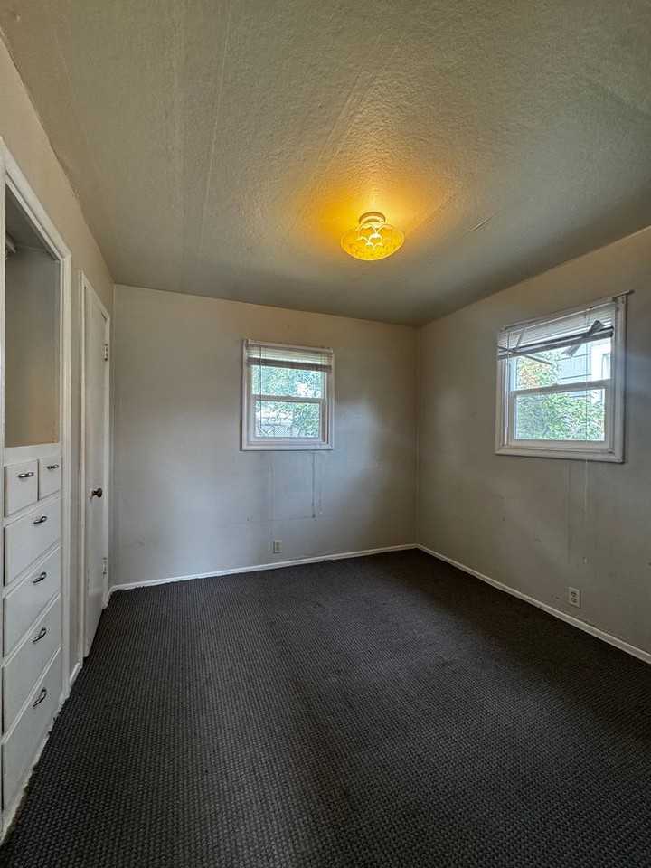 203 S Pine St - Photo 4 of 8