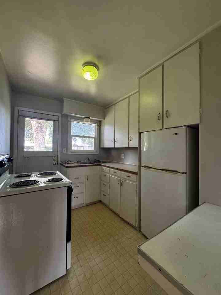 203 S Pine St - Photo 7 of 8
