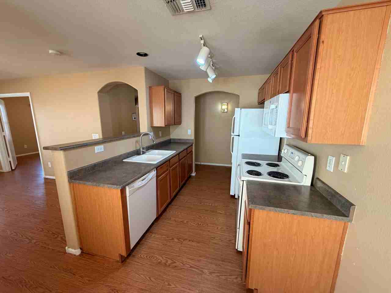 16504 W Moreland St - Photo 6 of 23