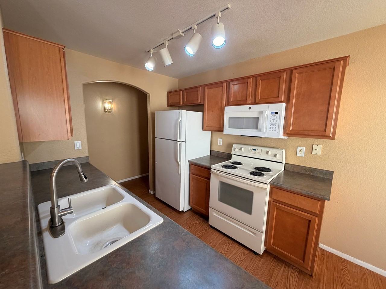 16504 W Moreland St - Photo 7 of 23