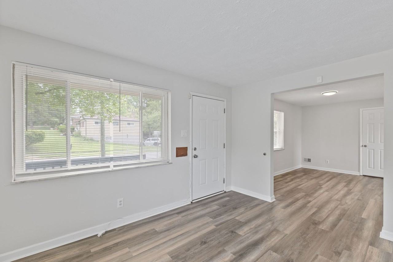 1106 Hollywood Ave - Photo 3 of 32