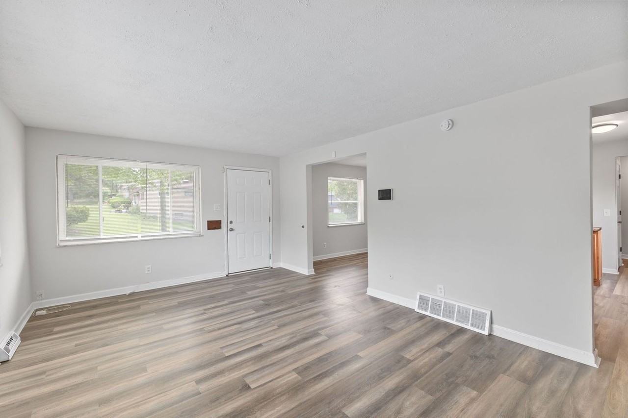 1106 Hollywood Ave - Photo 4 of 32