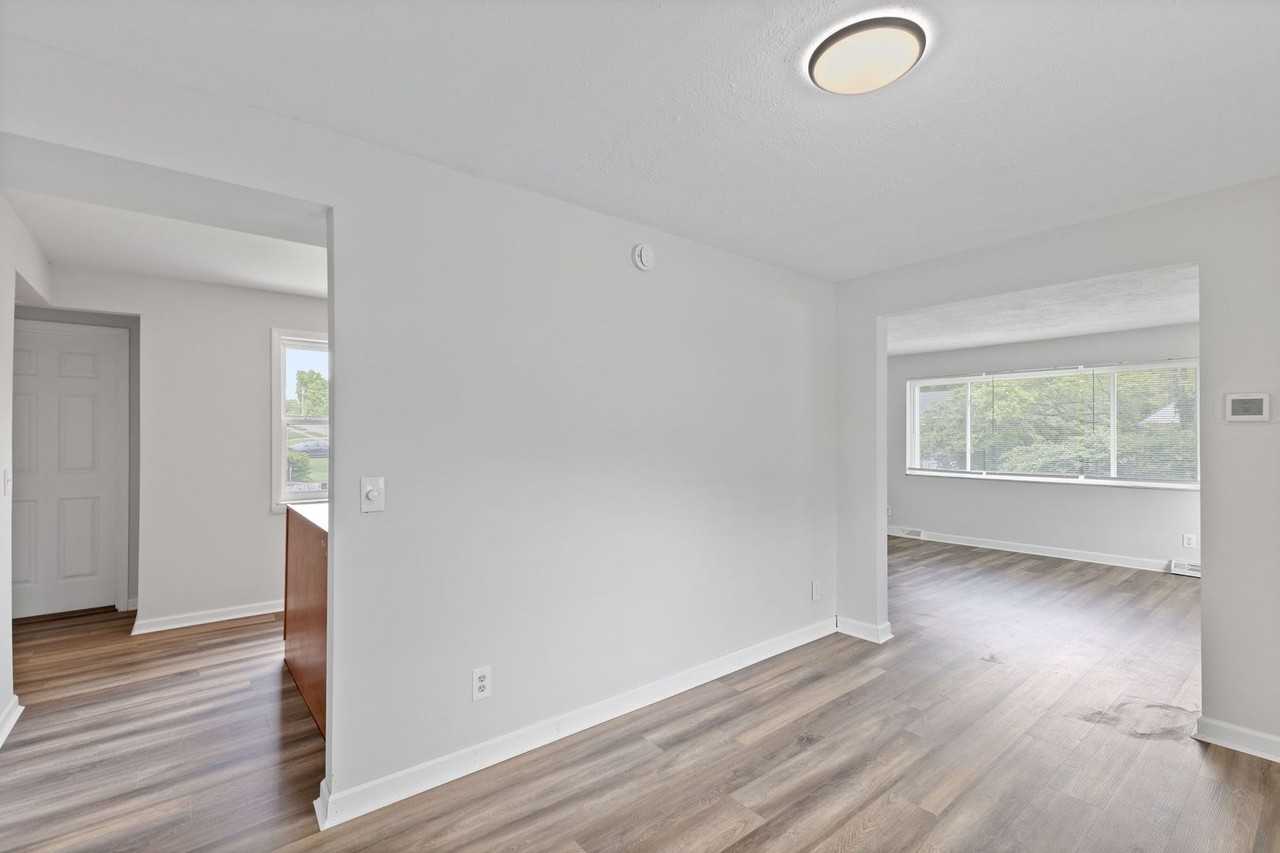 1106 Hollywood Ave - Photo 5 of 32