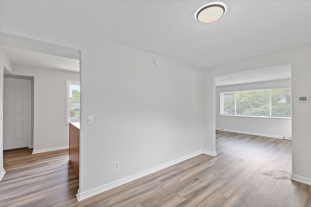 1106 Hollywood Ave - Photo 6 of 32