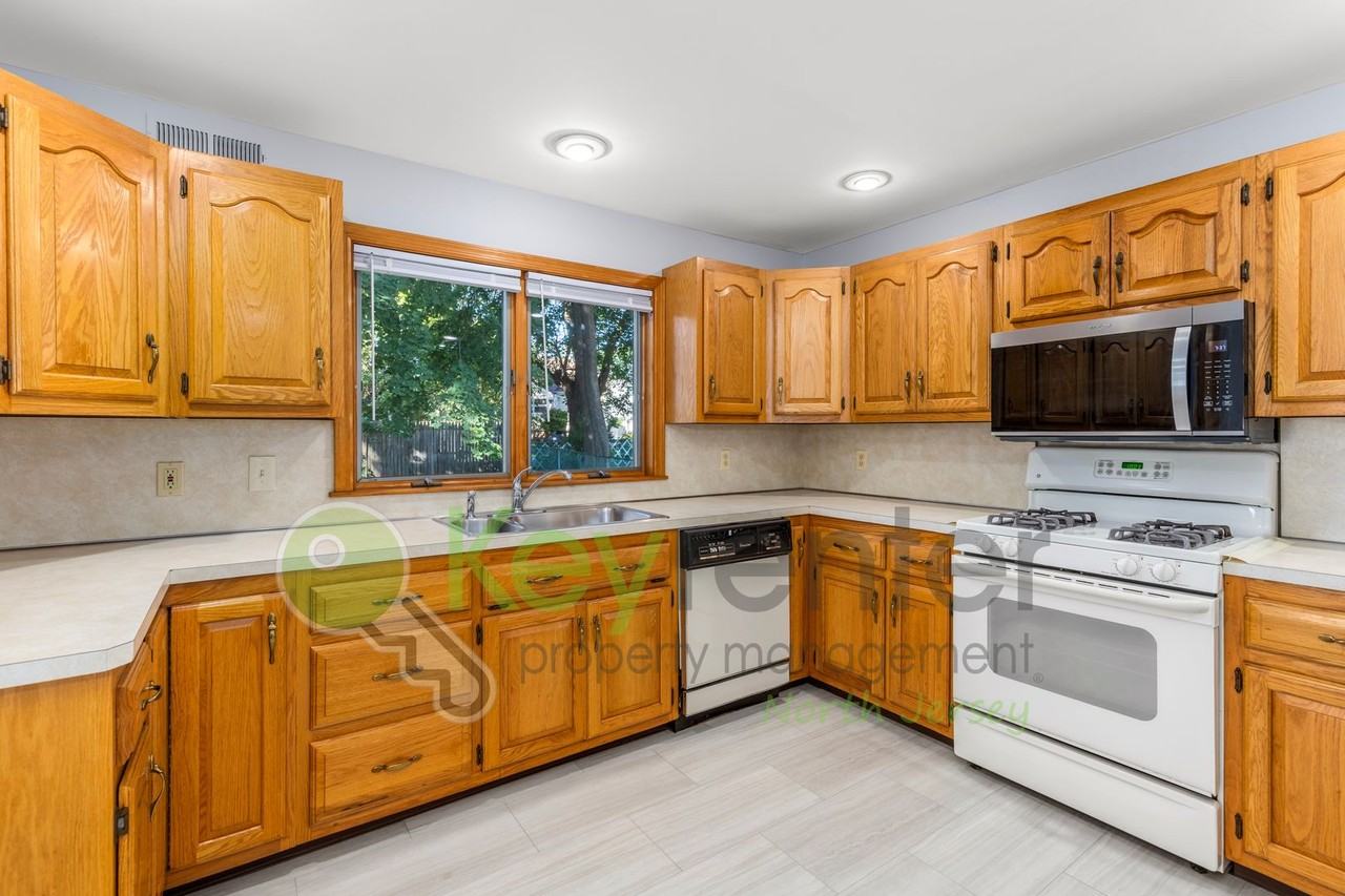 355 Watchung Ave - Photo 5 of 27
