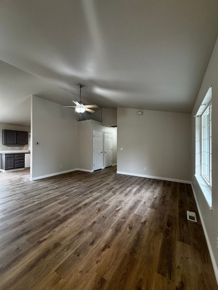 2203 N Abbey Glen Ct - Photo 4 of 17