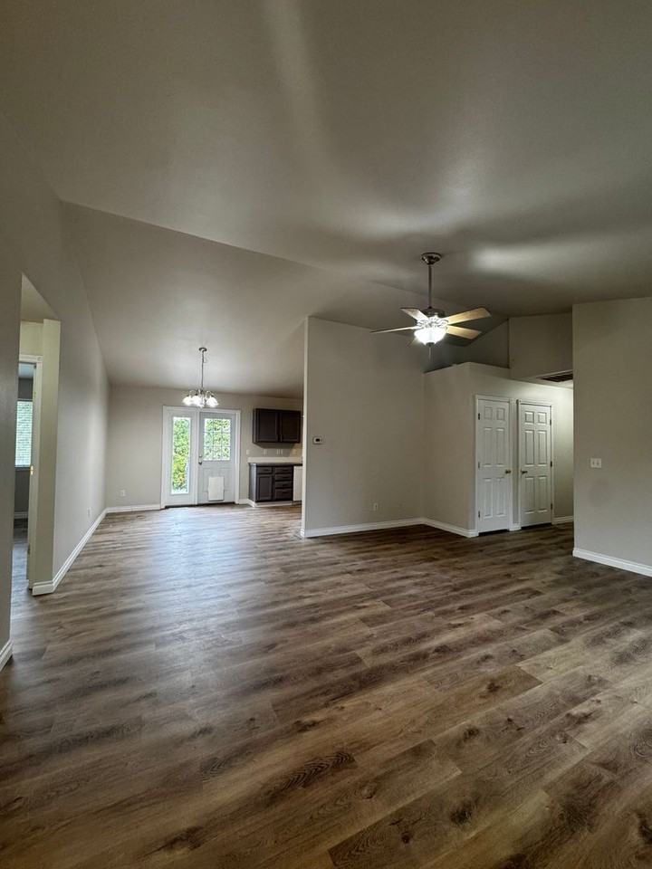 2203 N Abbey Glen Ct - Photo 5 of 17