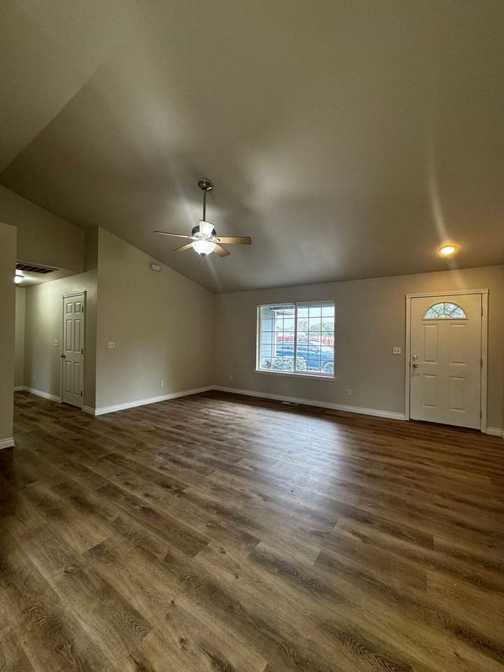 2203 N Abbey Glen Ct - Photo 6 of 17