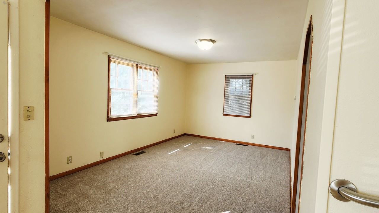 214 E Denver St - Photo 2 of 17