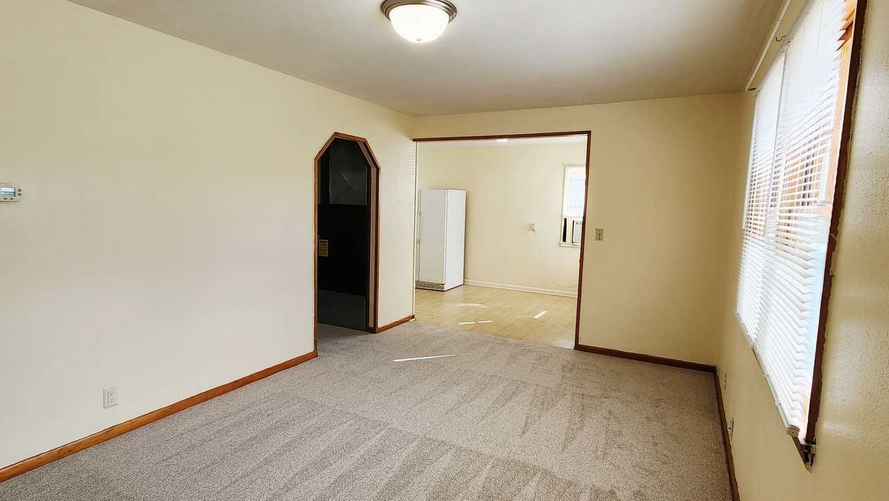 214 E Denver St - Photo 3 of 17