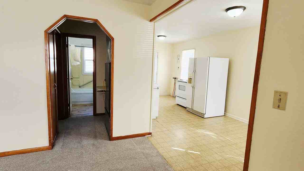 214 E Denver St - Photo 4 of 17