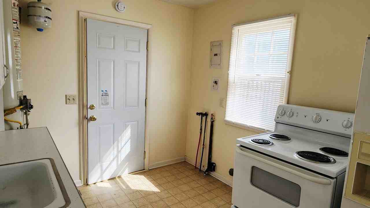 214 E Denver St - Photo 6 of 17