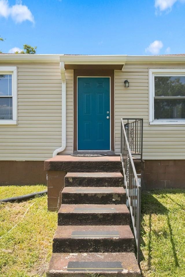 909 42nd Ave N - Photo 5 of 33