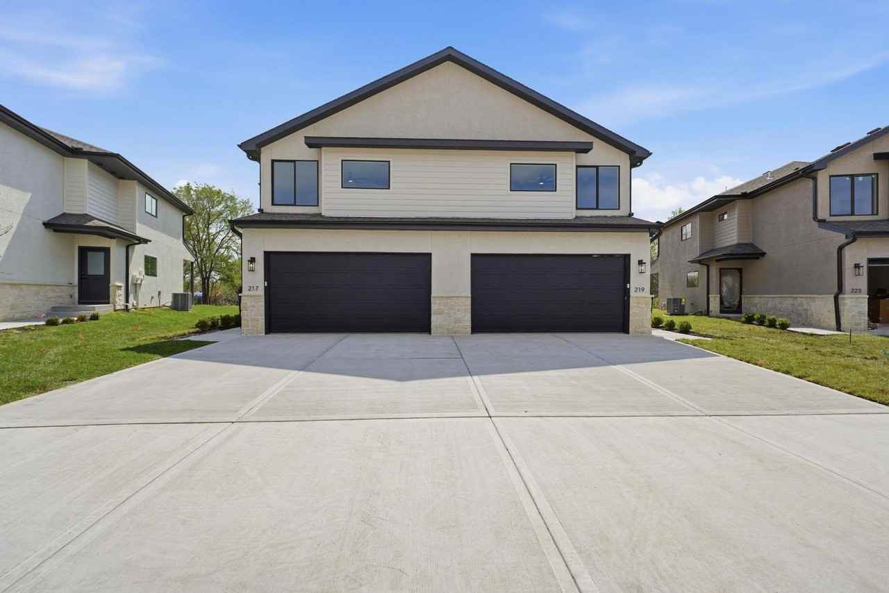 216 216 NW Orchard Ln - 216 NW Orchard - Photo 2 of 42