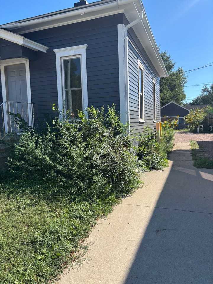 819 W 11th St - Photo 2 of 10