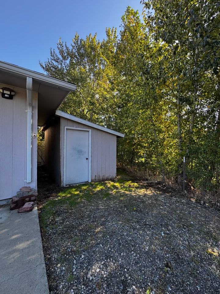 1806 N Parklane Ave - Photo 3 of 25