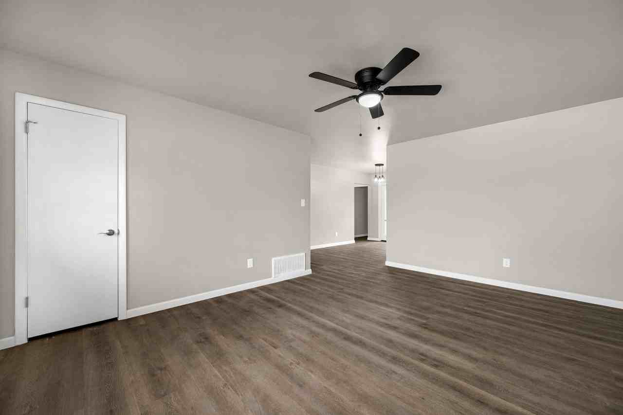509 Ne Cimarron Cir - Photo 3 of 28