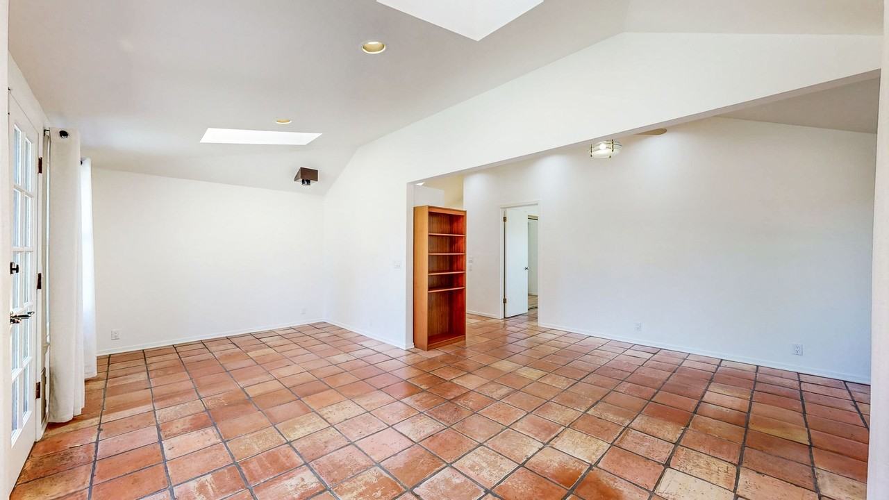 7470 Mirabel Rd - Photo 6 of 32