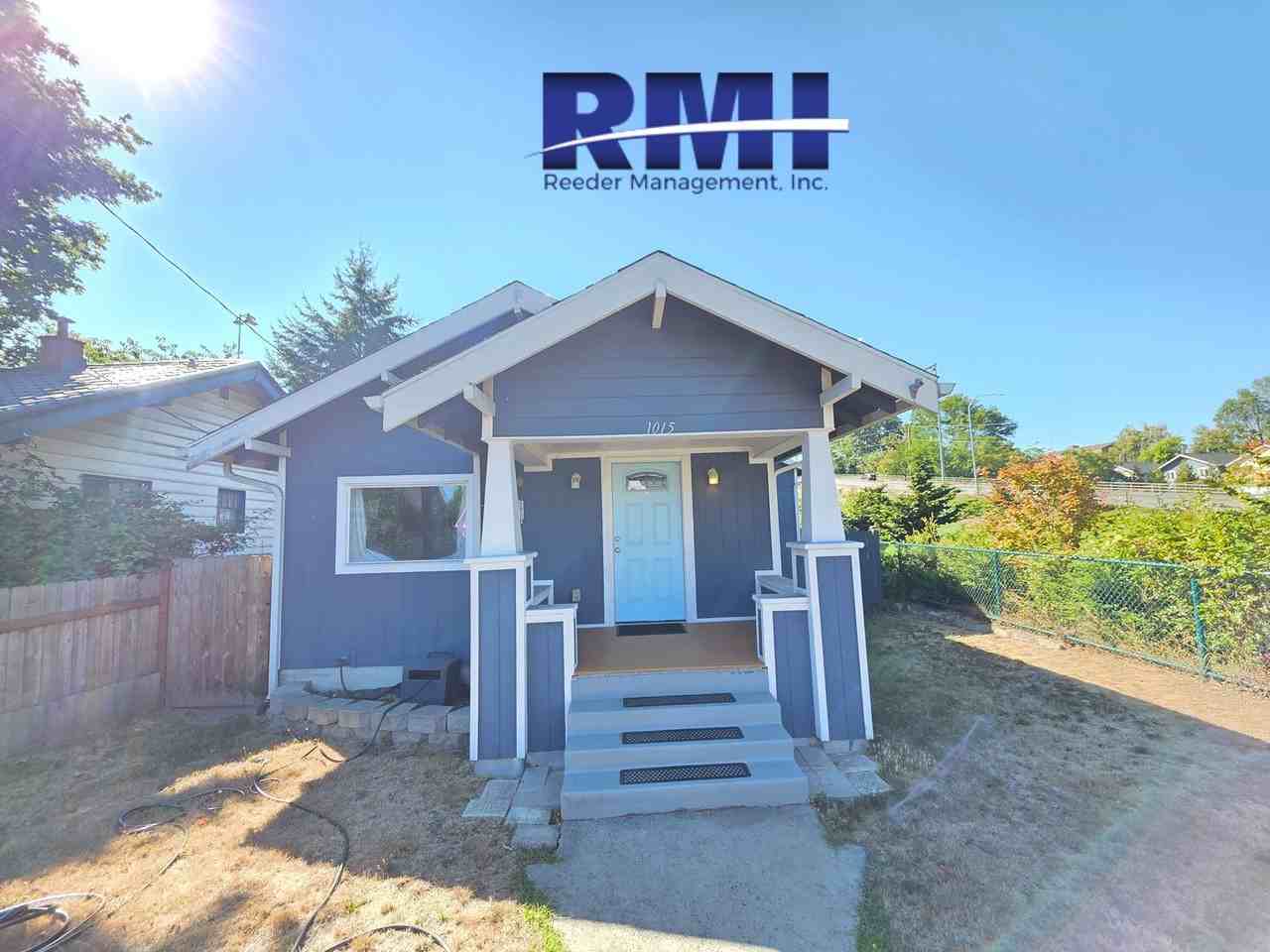 1015 Warren Ave - Photo 3 of 19