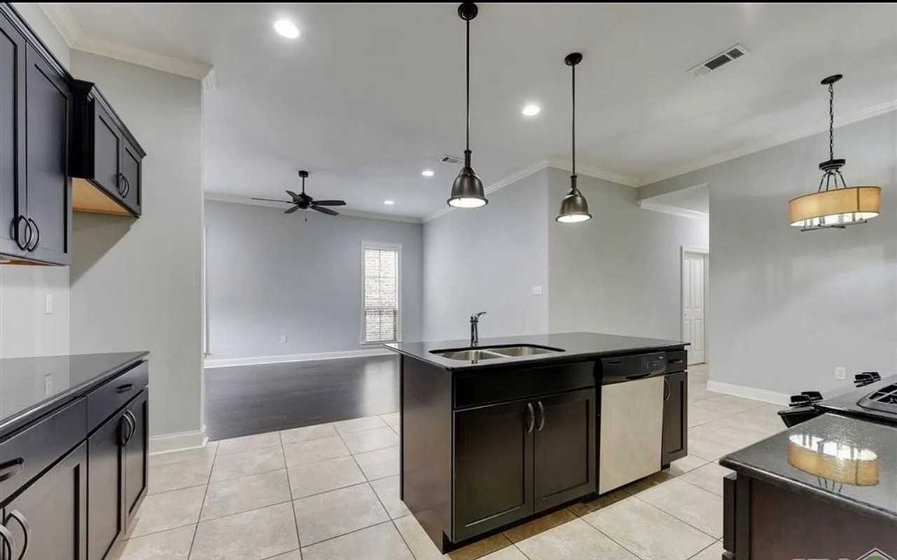 7853 Seville Ct - Photo 4 of 15