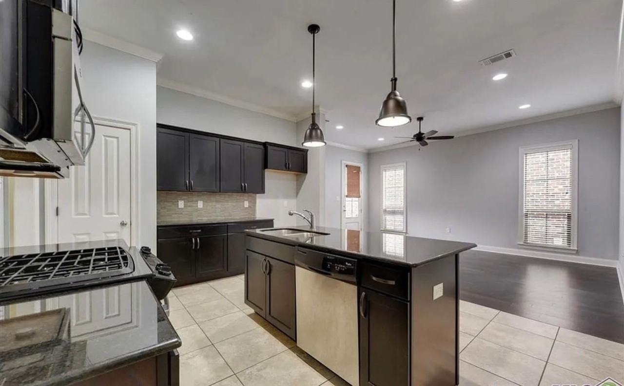 7853 Seville Ct - Photo 5 of 15