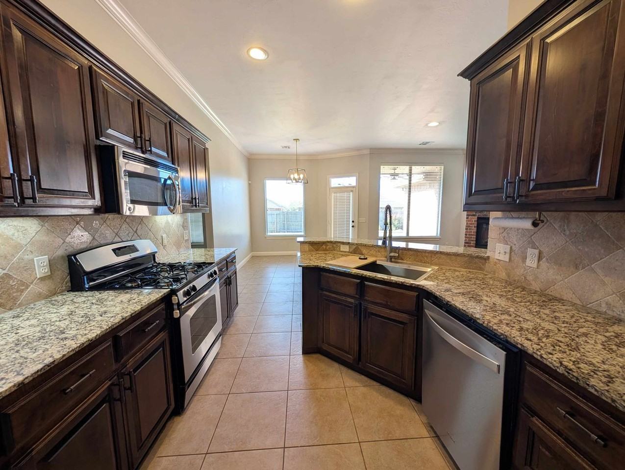 2416 Nw 153rd St - Photo 6 of 24