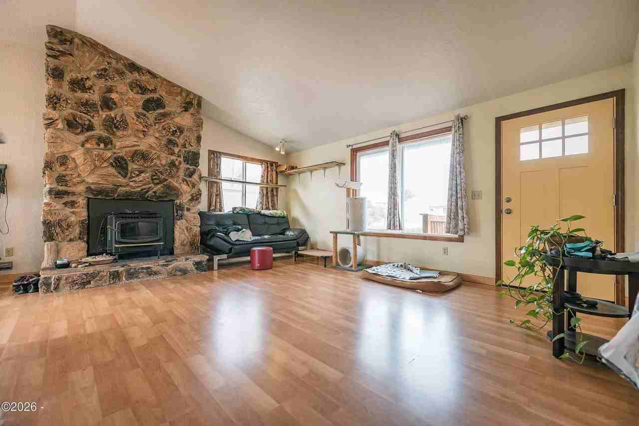 2813 Nw Bayshore Loop - Photo 3 of 8