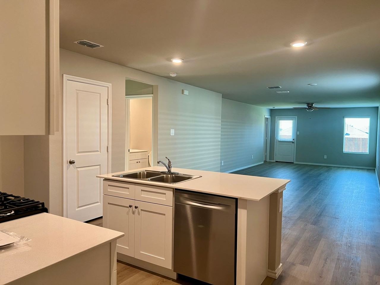 5529 Rollins Dr - Photo 4 of 26