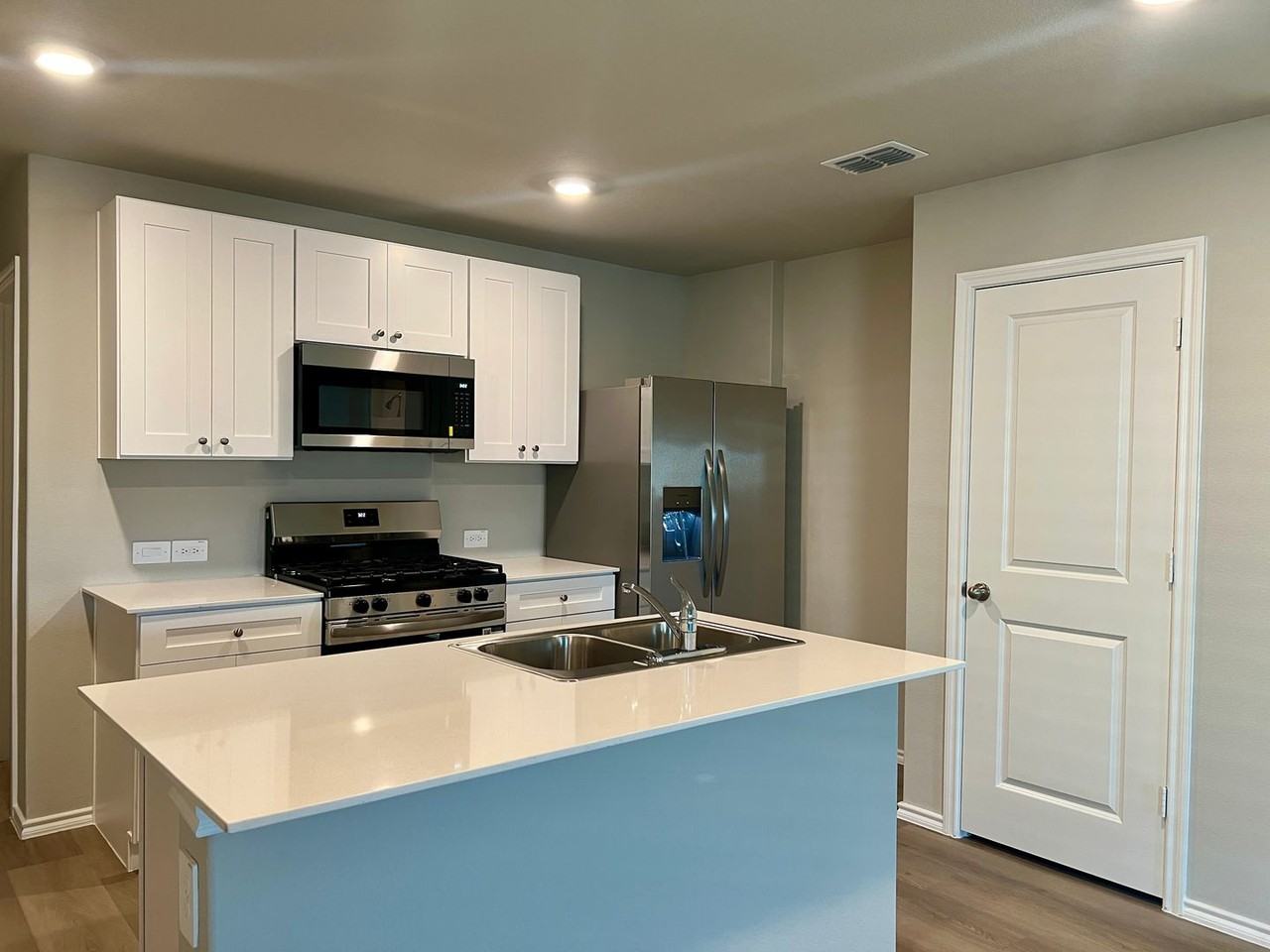 5529 Rollins Dr - Photo 5 of 26