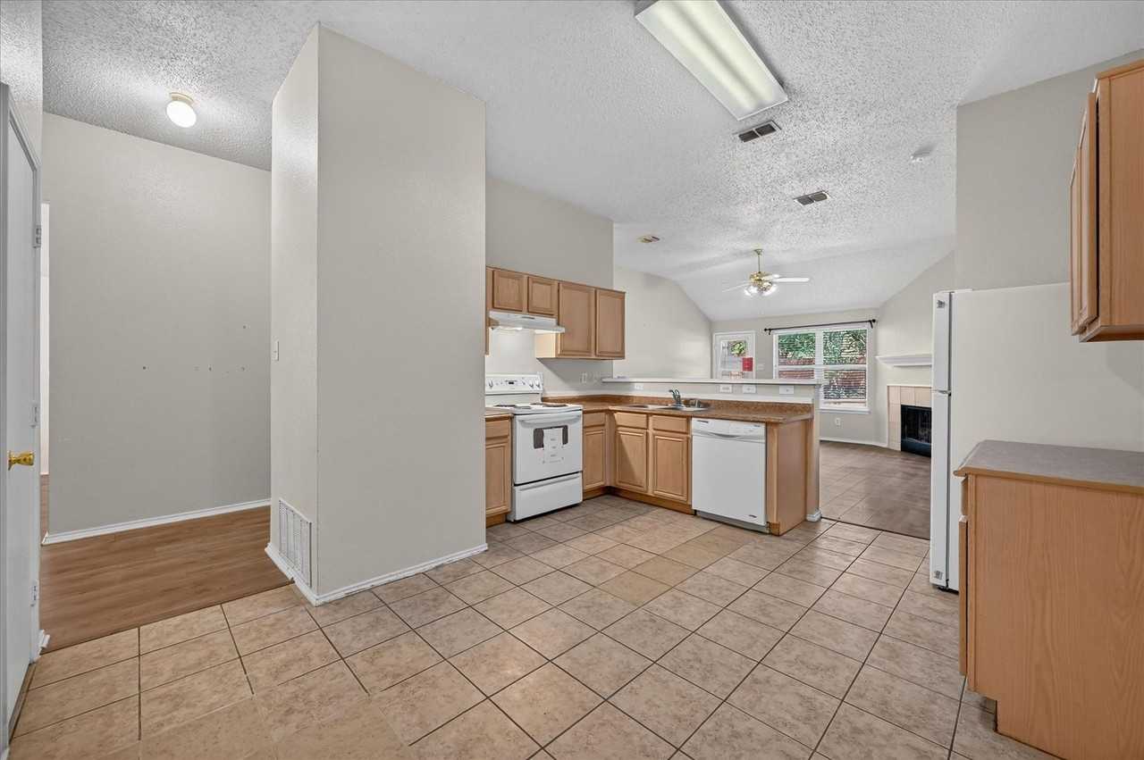 844 Canyon Cove Dr - Photo 4 of 17